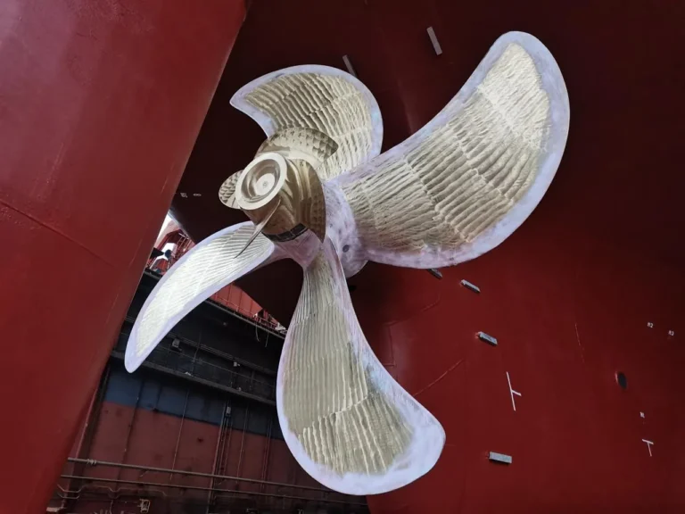 Propeller hub with vortex fins